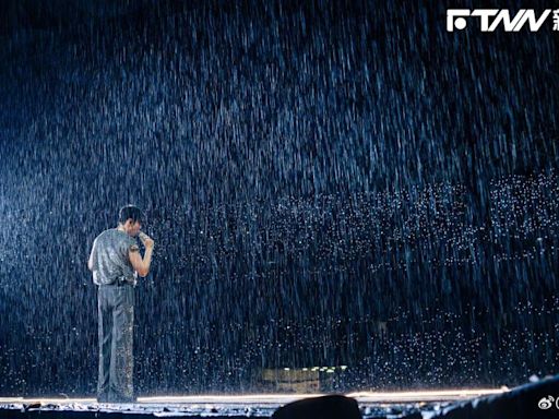 影／李榮浩演唱會濕身遭拱脫掉 崩潰喊：沒人性我都這樣還要脫