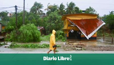 Tormenta tropical Helene gana fuerza y activa avisos por huracán en partes de Florida y México