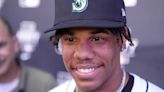 The top draft pick of the Mariners pitches lefty and righty. Jurrangelo Cijntje wants to keep it up