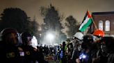 Tensión en la UCLA: La policía desmonta barricadas en campamento de protesta propalestino