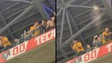 VIDEO: Fanático de Tigres se enoja y lanza orines a aficionados del equipo contrario