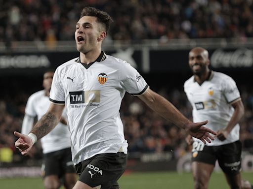 Hugo Duro renueva con el Valencia hasta 2028