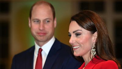 凱特王妃「一身紅」配燦笑超吸睛 威廉王子偷瞄愛妻被抓包