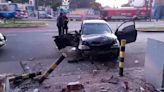 Brutal choque en La Boca: un auto impactó contra varios pilares de hierro y una base de cemento