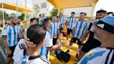 Mundial de Qatar 2022: el seleccionado argentino de hinchas también jugó su torneo, con Carlos Bilardo como estandarte