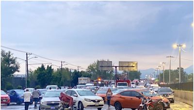VIDEO "Si no es un bloqueo, se inundan las calles"; pasajeros del AICM pierden vuelos por fuerte lluvia en la CDMX | El Universal