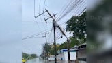 Vientos fuertes de ‘Beryl’ rompen poste en Playa del Carmen