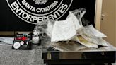 Passageiro é preso com 3 kg de cocaína fixados ao corpo antes de embarque no aeroporto em SC