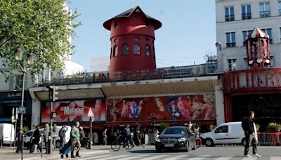 Se desploman las aspas del emblemático cabaret parisino Moulin Rouge