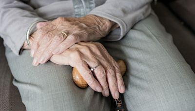 Adulta mayor se tropezó en la vereda y sufrió doble fractura en Maipú pero Corte rebajó la indemnización que recibirá