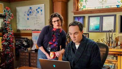 ‘Young Sheldon': First Look At Jim Parsons & Mayim Bialik Reprising ‘Big Bang Theory' Roles In Finale - Update