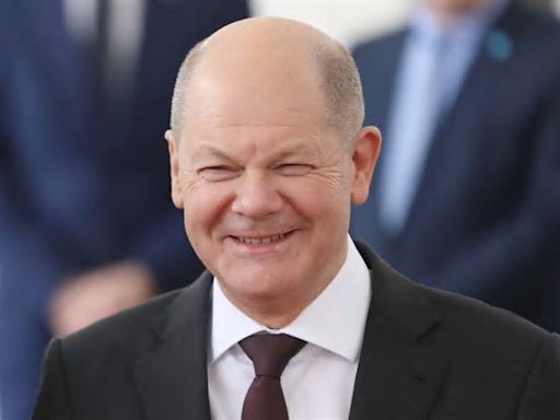 Olaf Scholz macht den Laschet: Unpassender Lacher bringt ihn in Bredouille