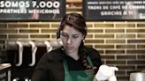 Esto gana un barista de Starbucks en México y sí... trabajan 8 horas