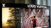 Venden por 63.000 dólares un bolso microscópico de imitación de Louis Vuitton