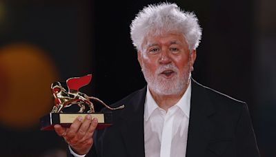 Pedro Almodóvar conquista Venecia y se lleva el León de Oro con 'La habitación de al lado'