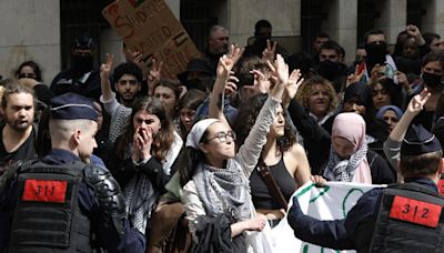 La policía interviene en la Sorbona de París para evacuar a estudiantes activistas propalestinos