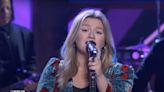 Kelly Clarkson Takes Kellyoke Back to the ‘90s for a Gin Blossoms Cover: Watch