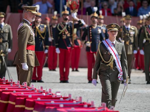 La princesa Leonor cierra parte de su formación en la Academia Militar de Zaragoza en una emotiva ceremonia con su padre, el rey Felipe
