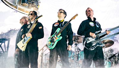 Weezer Brings ‘Blue Album,’ Aliens and Alt-Rock Bliss to Madison Square Garden