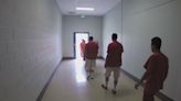Más de 40 migrantes inician una huelga de hambre en un centro de detención en California: denuncian maltratos