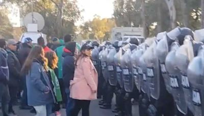 Tensión en protesta por despidos en el Estado: hay detenidos