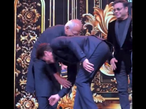 IIFA 2024: Shah Rukh Khan touches Mani Ratnam’s feet, hugs him as King Khan wins Best Actor award | Watch viral video | Today News