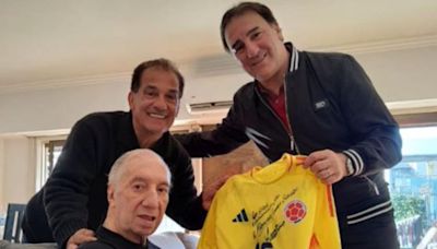 De alumno a maestro: Néstor Lorenzo visitó a Carlos Bilardo y le regaló una camiseta de Colombia autografiada