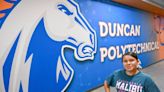 Graduada de Duncan High supera problemas. Ahora quiere ser veterinaria