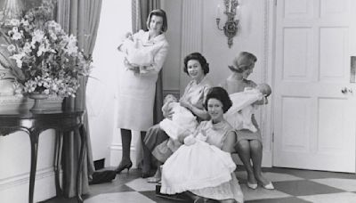 Nueva exhibición de fotos muestra a la familia real británica como nunca