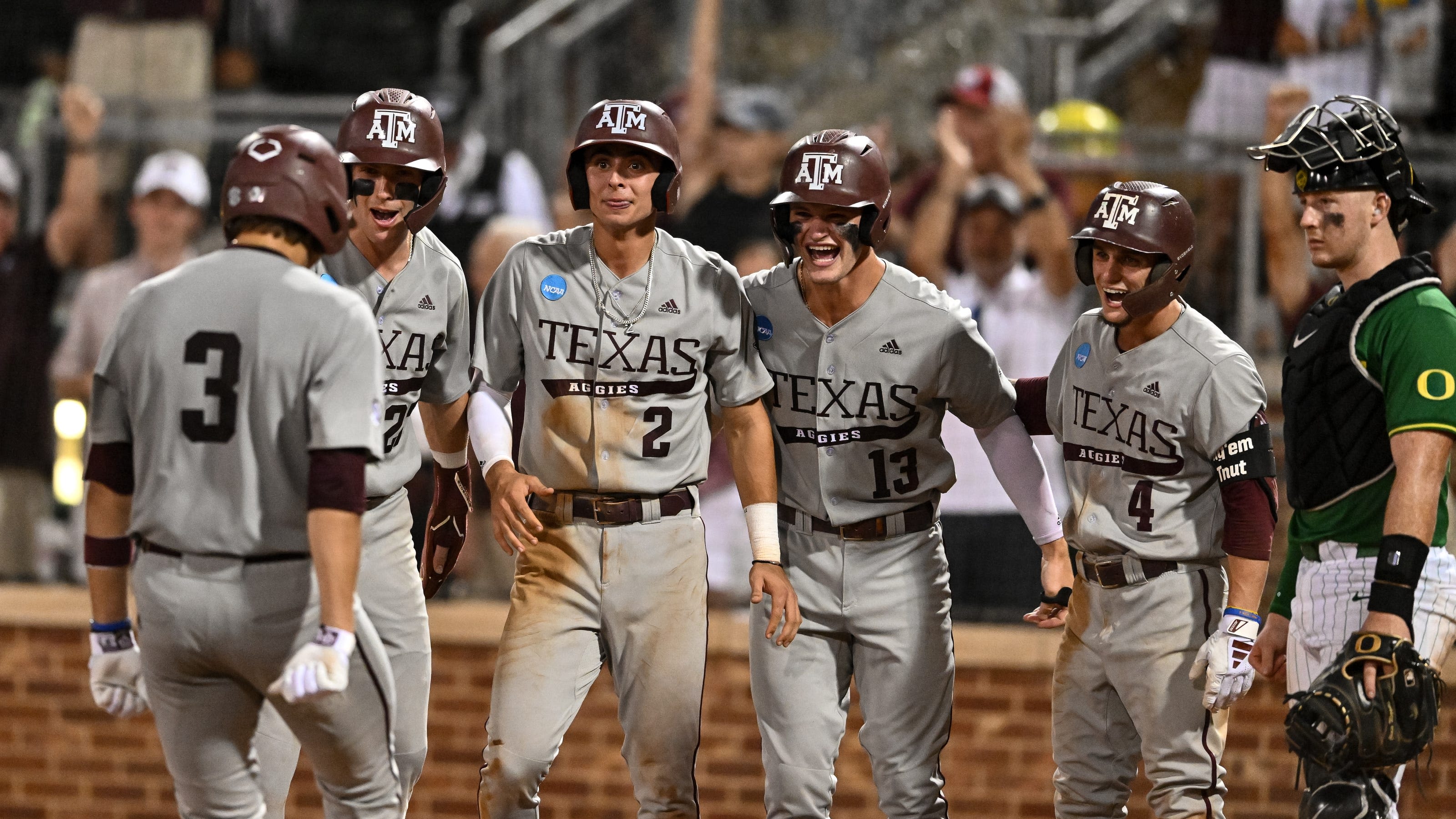 Texas A&M baseball vs Florida final score: Home run robbery helps Aggies to College World Series win