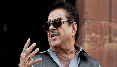 Shatrughan Sinha Denies Rumours Of Falling Off His Sofa & Undergoing Operation: 'Surgery Hui Aur Mujhe Nahi Maloom?'