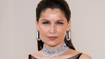 Laetitia Casta renversante en robe transparente fendue, elle ose la tendance chaussure de mamie