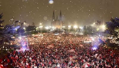 La fiesta interminable de Estudiantes: una multitud copa las calles de La Plata para celebrar el segundo título del Pincha en seis meses