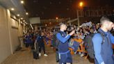 'Gracias por hacernos disfrutar', decenas de hinchas azules reciben en el aeropuerto al equipo