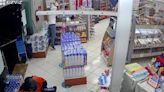 Indigna en redes sociales VIDEO de asalto a sucursal de Farmacias Guadalajara en Uruapan que dejó una mujer muerta; caen 2 sospechosos