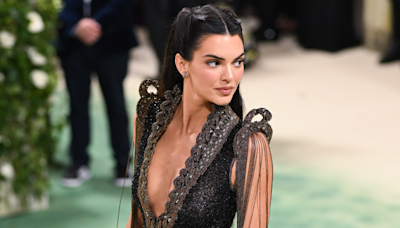 Kendall Jenner en bikini ficelle, elle affiche son corps de bombe et incarne la dolce vita