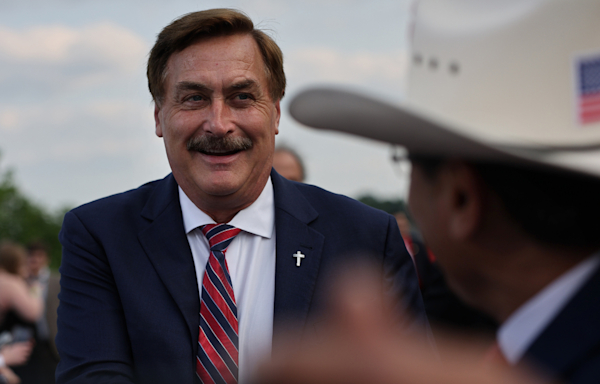 Mike Lindell's "zombie" appearance in photo goes viral, but has one problem