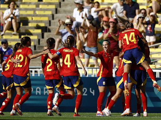 Campeã mundial e favorita ao ouro, Espanha estreia com vitória de virada no futebol feminino