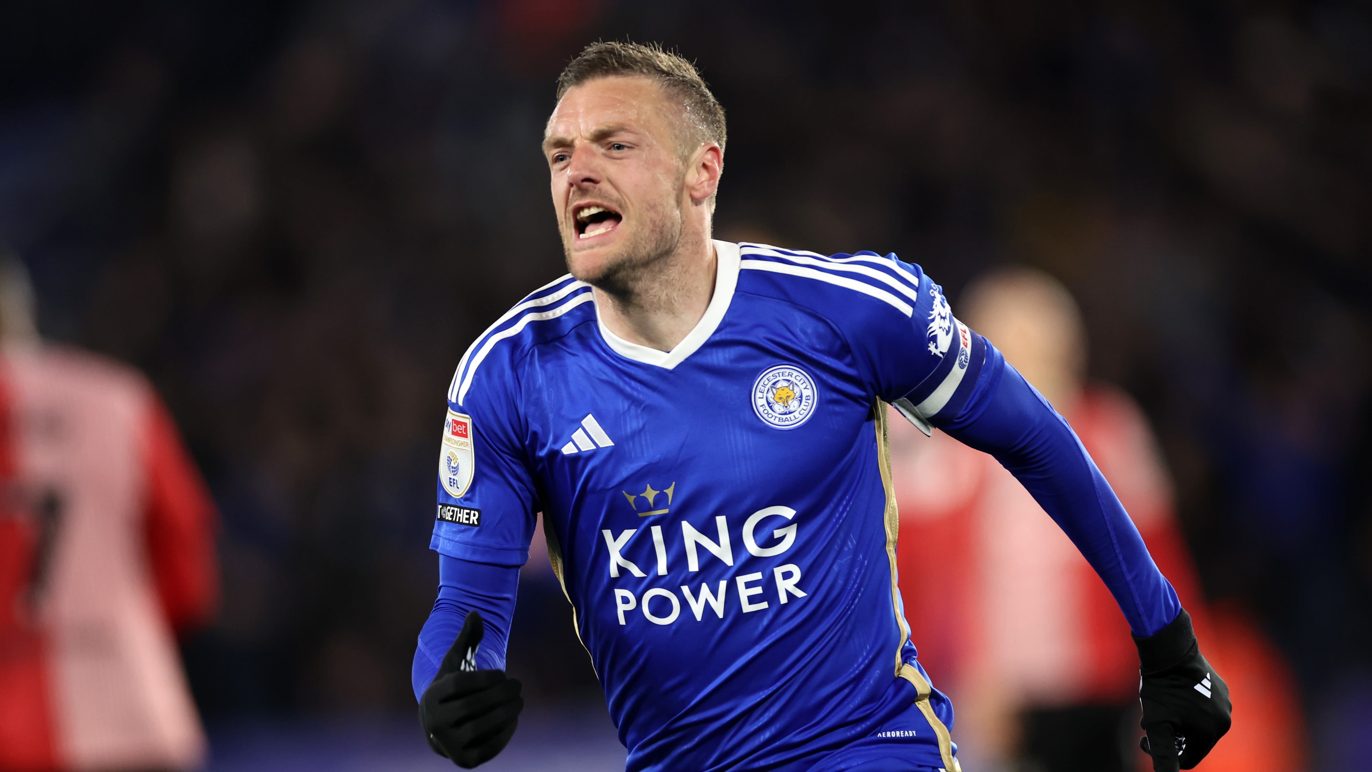 Vardy signs new contract with Leicester