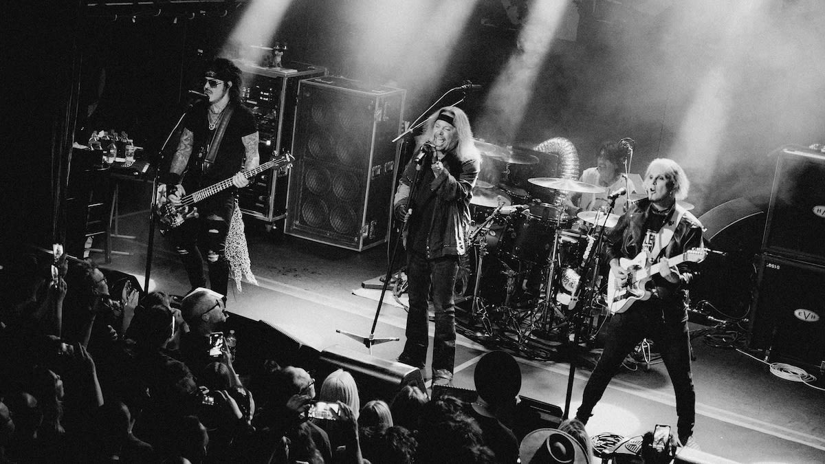 Mötley Crüe Play “Secret” Club Show in New York City: Video + Setlist