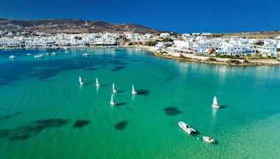 Oubliez Santorin, trop bondée, cette autre île des Cyclades méconnue est encore plus époustouflante et bien plus calme