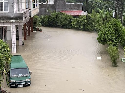 強颱凱米雨炸高雄！田寮驚見「泡水屋」淹水112cm 居民苦喊：陸上行舟