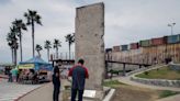 Instalan un segmento del muro de Berlín en la ciudad fronteriza mexicana de Tijuana