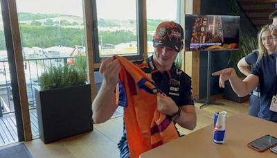 Max Verstappen y su reacción al recibir la camiseta del Barça de Wembley