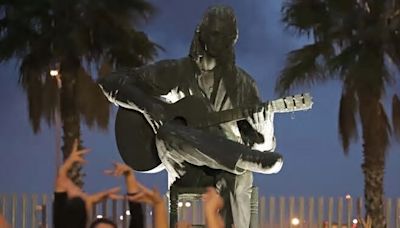 Paco de Lucía sigue tocando la guitarra en esta escultura de Algeciras