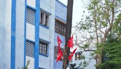 Telling: Quiet Buddhadeb Bhattacharjee home in Ballygunge's Palm Avenue on last day of Lok Sabha polls