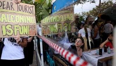 ‘Tourists go home’: Locals squirt water outside popular Barcelona areas to protest ‘overtourism’ | World News - The Indian Express