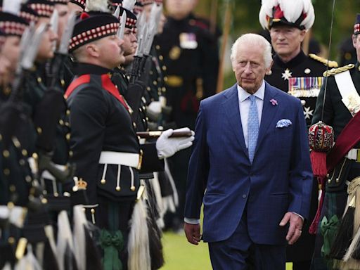 NO COMMENT: Carlos III de Inglaterra reaparece en plena forma en Escocia