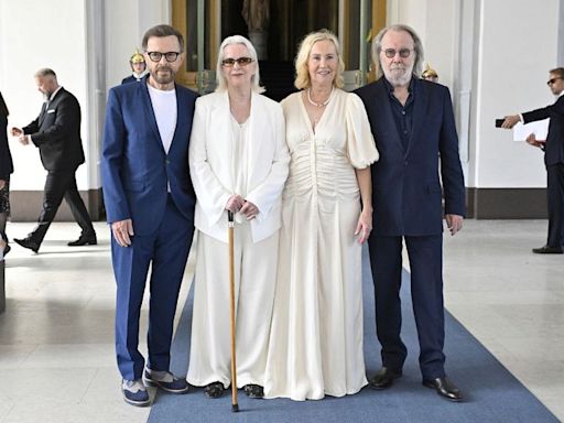 Les membres du groupe ABBA décorés par le roi de Suède