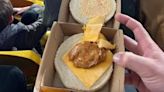 Sanduíche servido em estádio da Nova Zelândia viraliza na internet pelo tamanho da carne